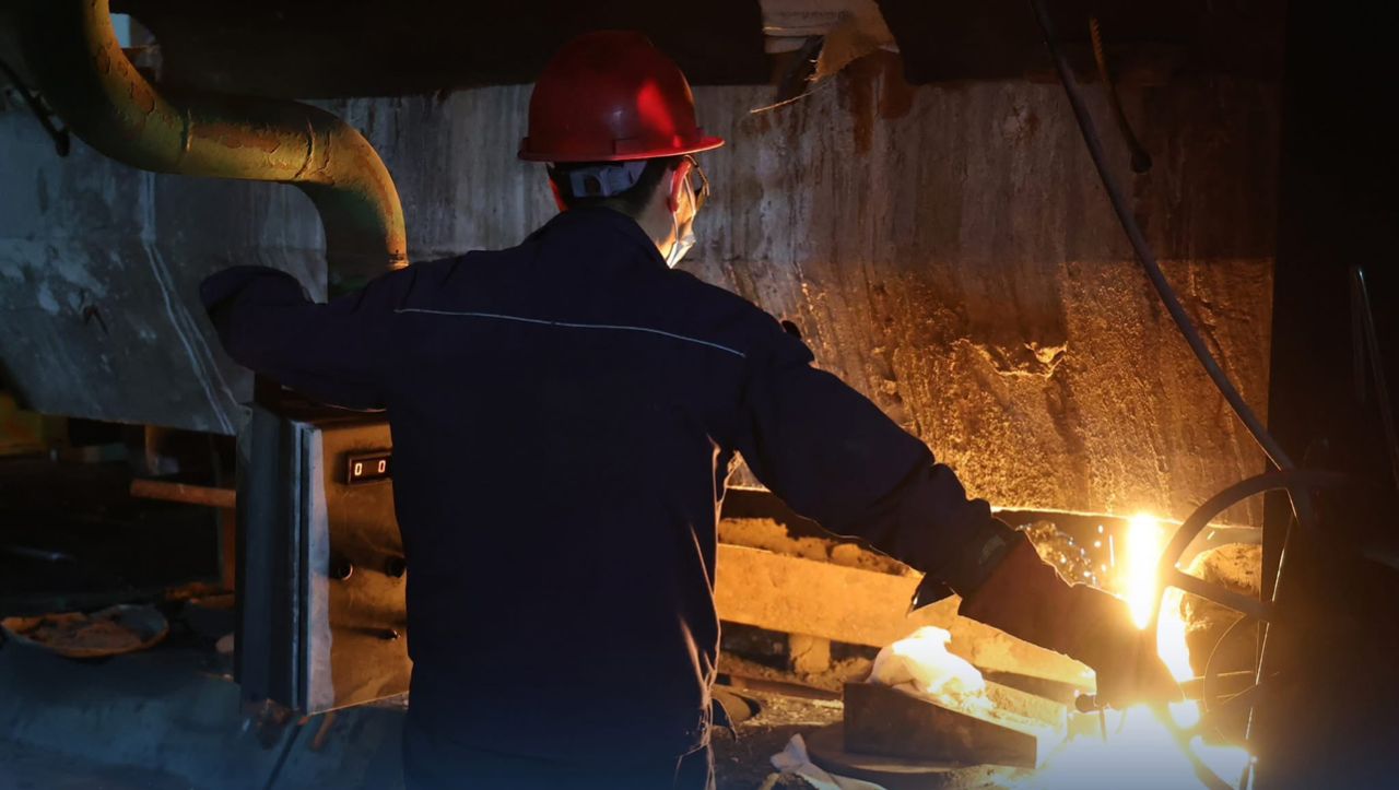 عامل داخل بيئة صناعية